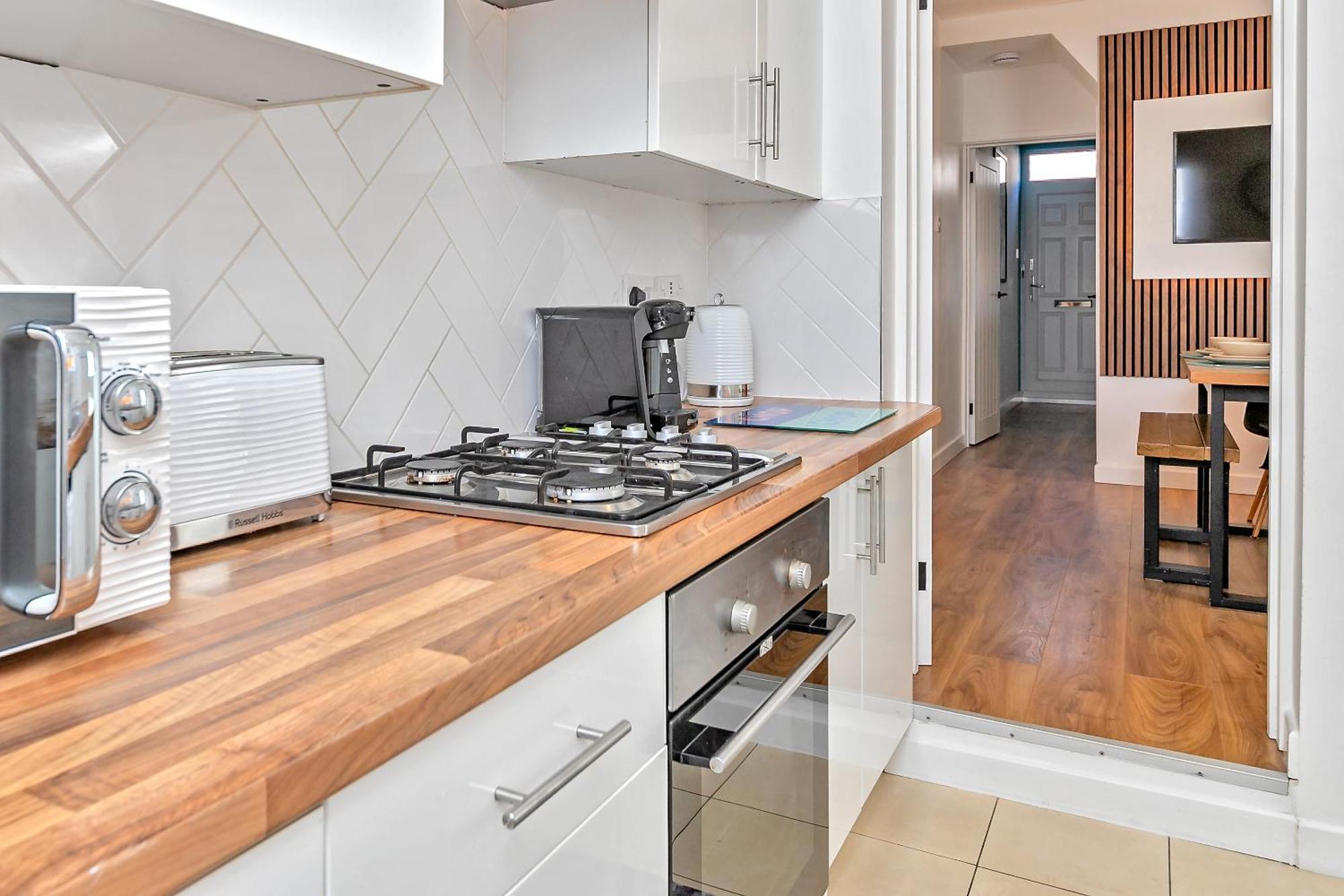Exclusive Town Centre Home, Free Parking, Walk To Train Station, Near Airport, Luxury Stay, Garden, Pop Art Decor Luton  Exterior photo
