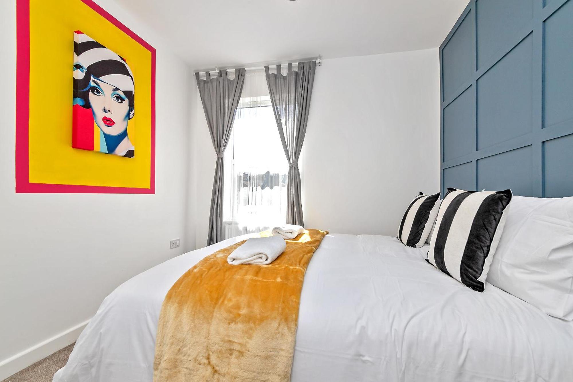 Exclusive Town Centre Home, Free Parking, Walk To Train Station, Near Airport, Luxury Stay, Garden, Pop Art Decor Luton  Exterior photo