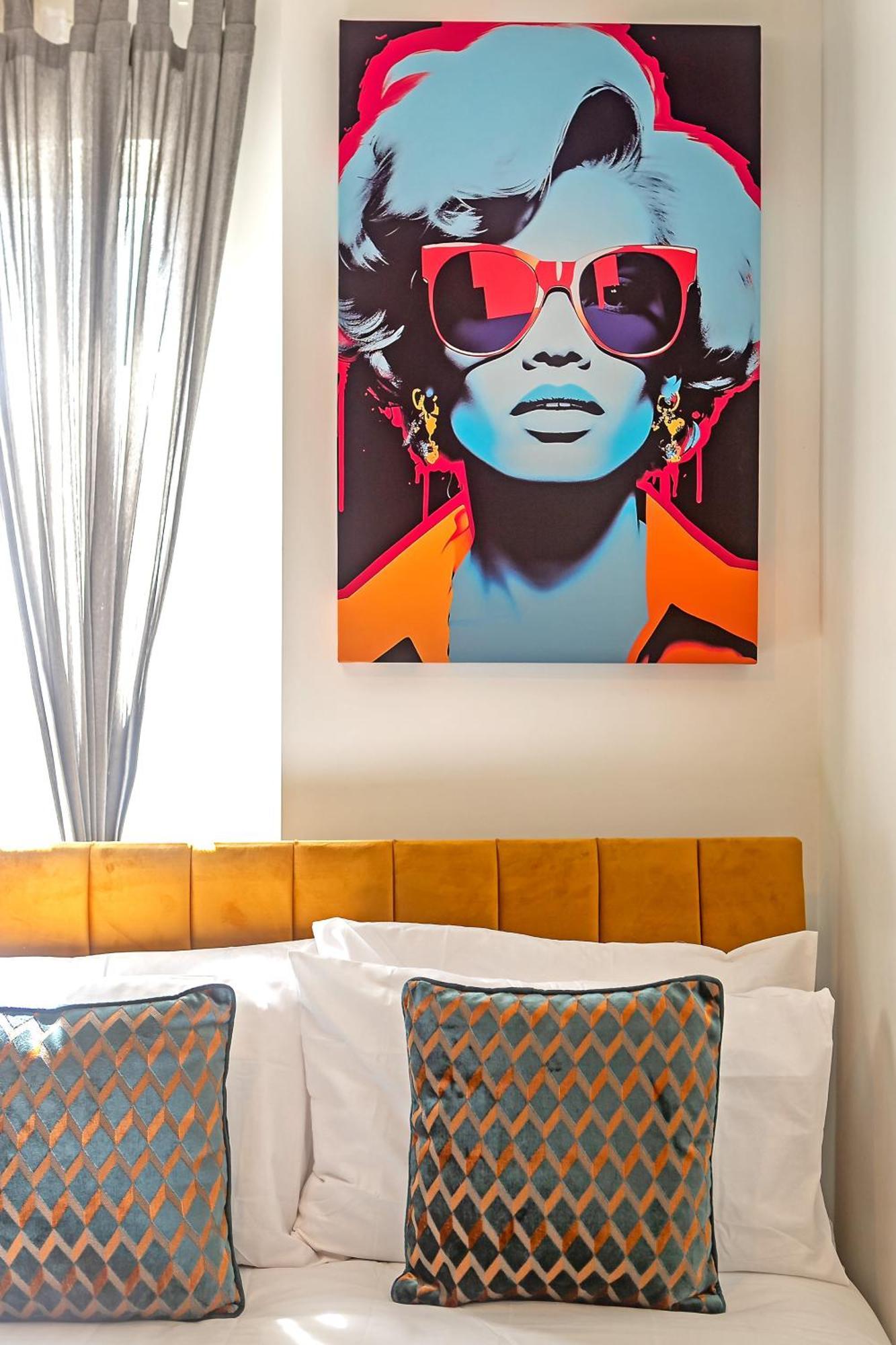 Exclusive Town Centre Home, Free Parking, Walk To Train Station, Near Airport, Luxury Stay, Garden, Pop Art Decor Luton  Exterior photo