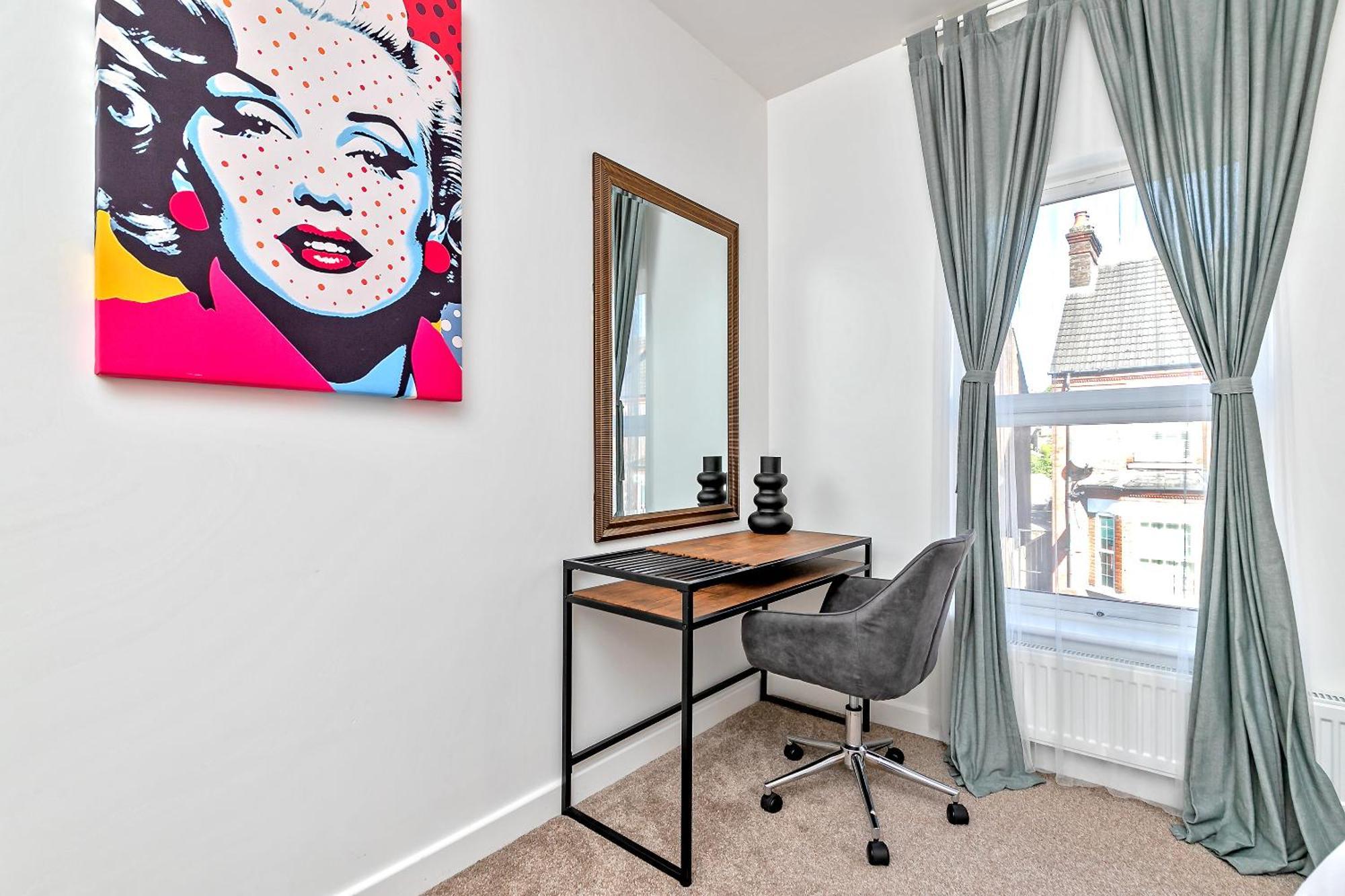 Exclusive Town Centre Home, Free Parking, Walk To Train Station, Near Airport, Luxury Stay, Garden, Pop Art Decor Luton  Exterior photo