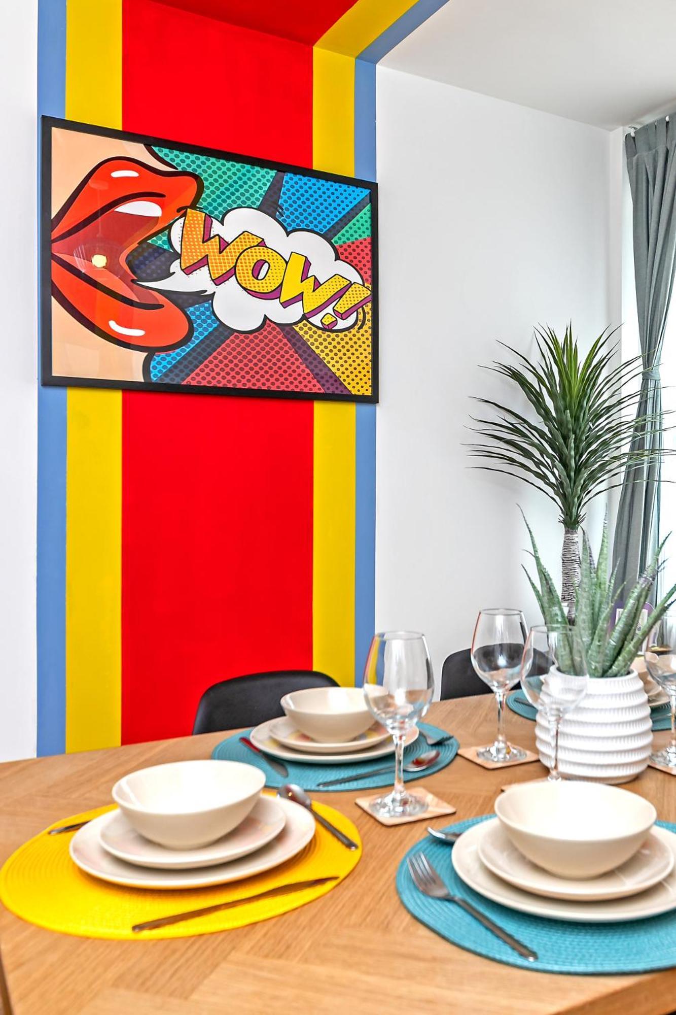 Exclusive Town Centre Home, Free Parking, Walk To Train Station, Near Airport, Luxury Stay, Garden, Pop Art Decor Luton  Exterior photo