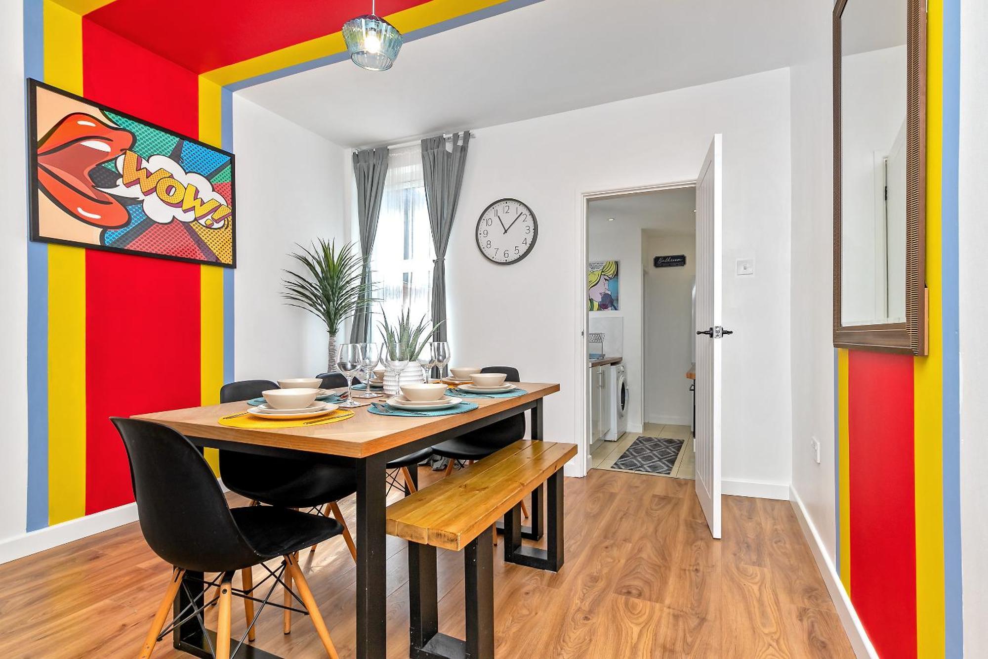 Exclusive Town Centre Home, Free Parking, Walk To Train Station, Near Airport, Luxury Stay, Garden, Pop Art Decor Luton  Exterior photo